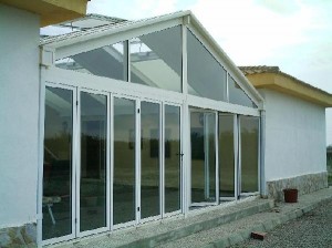 Cerramiento completo en aluminio blanco y cristales con cámara aislante