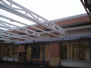 EXTR4UCTURA DE ALUMINIO BLANCO TIPO CERCHA PARA COLOCACION DE TOLDO PALILLERIA CORREDIZO